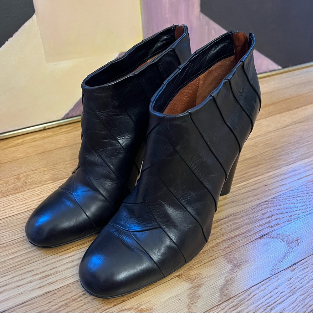 ELIE TAHARI Elegant Black Leather Ankle Boots